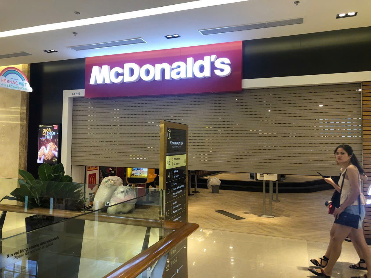 chi tiết Alu, Inox, Mica trên biển hiệu quảng cáo cực kỳ sắc nét