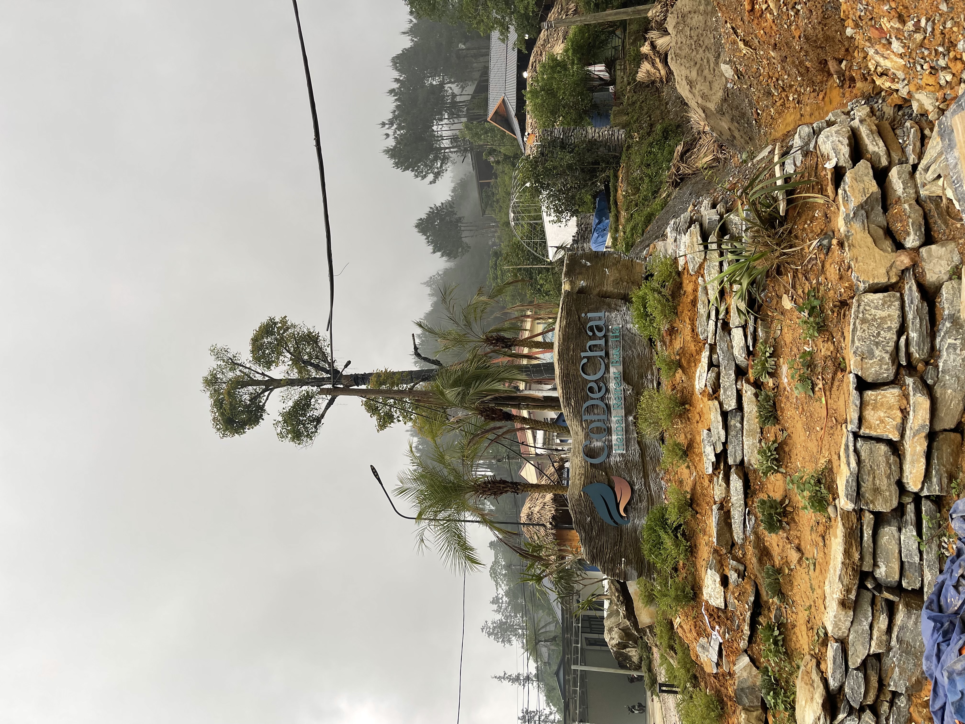 Cách chọn biển hiệu Alu, Inox, Mica, LED cho cửa hàng nhìn từ ảnh thực tế