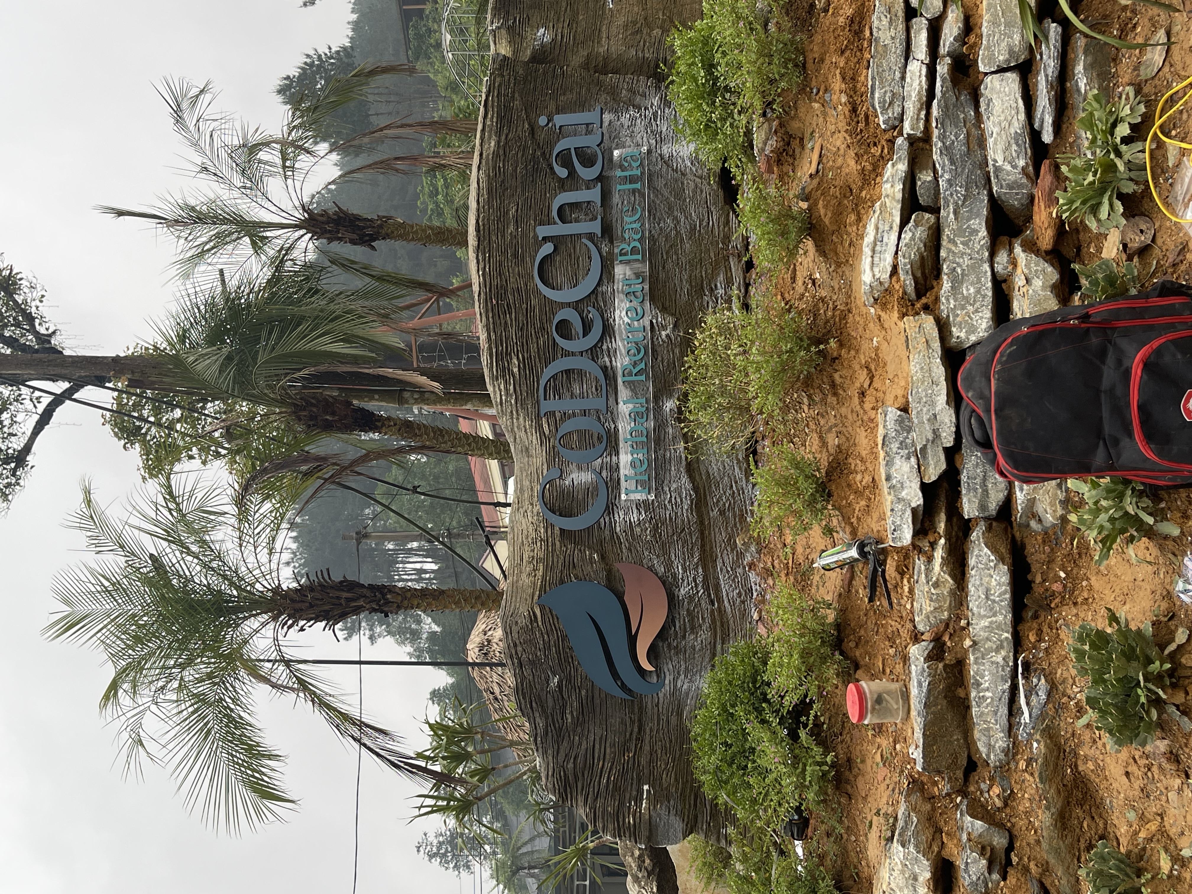 Góc nhìn thực tế - Cách chọn biển hiệu Alu, Inox, Mica, LED cho cửa hàng nhìn từ ảnh thực tế