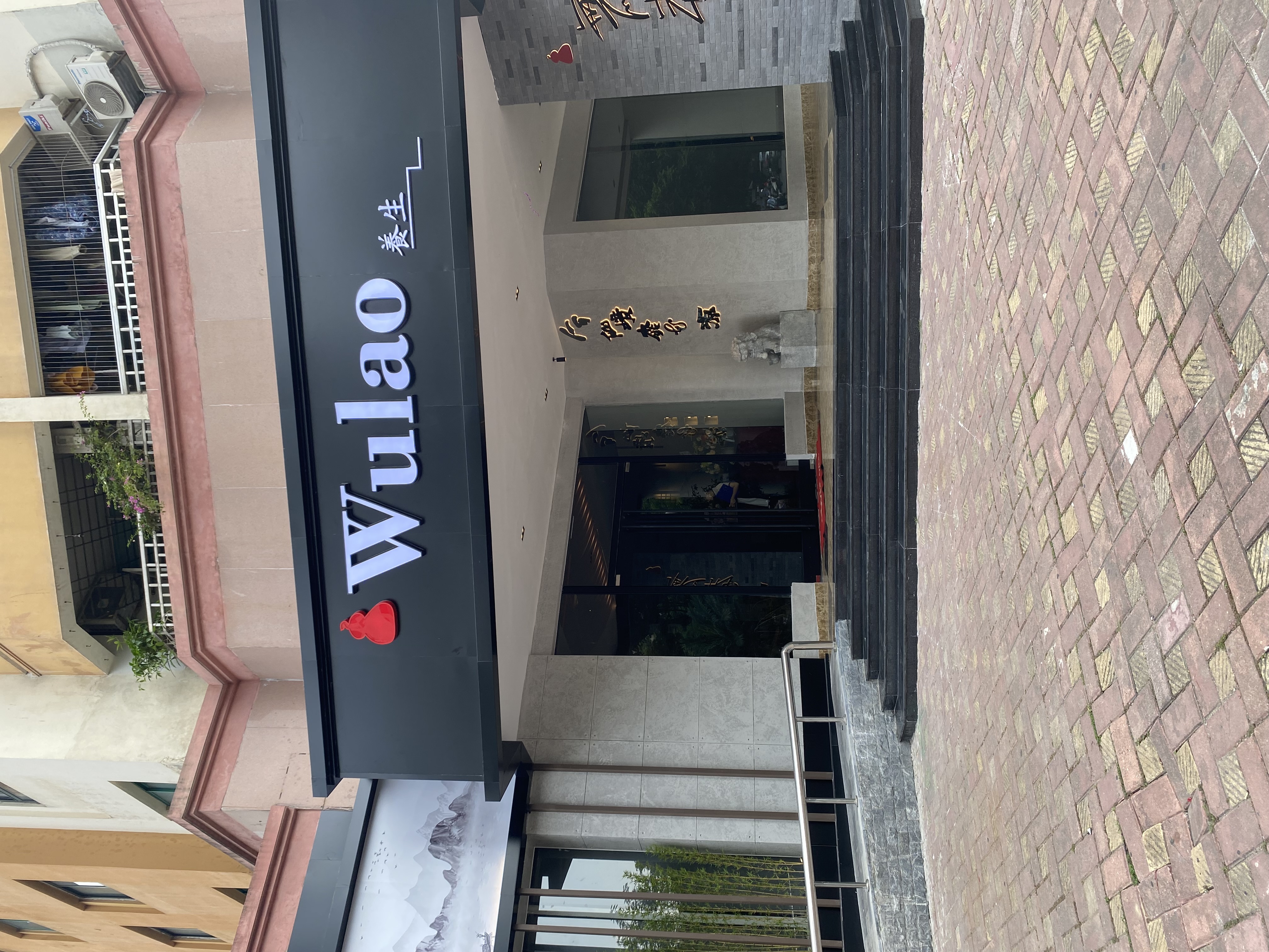 chi tiết Alu, Inox, Mica, LED trên biển hiệu quảng cáo cực kỳ sắc nét