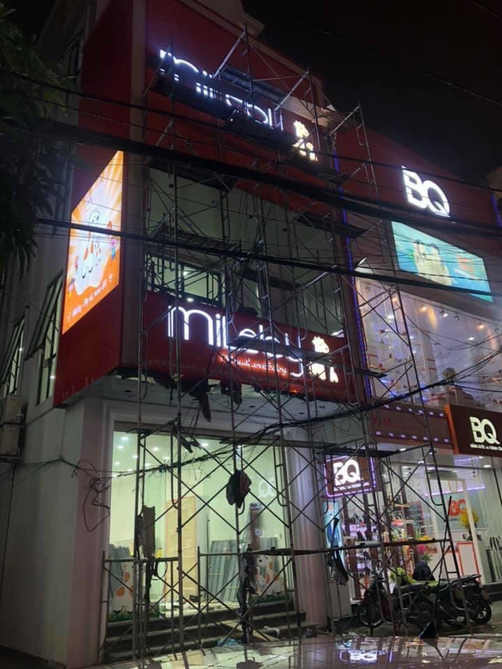 mặt tiền Cửa hàng nổi bật với bảng hiệu đẹp