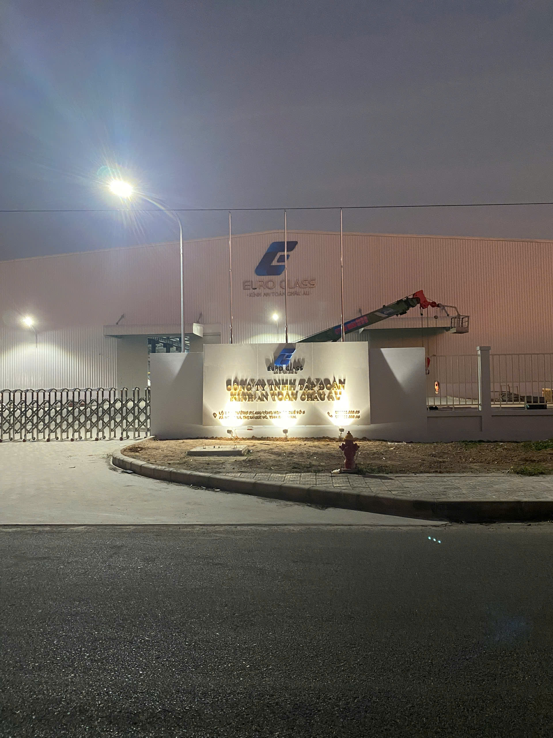 Nhận diện vật liệu bảng hiệu qua ảnh: Alu, Inox, Mica và LED khác nhau thế nào