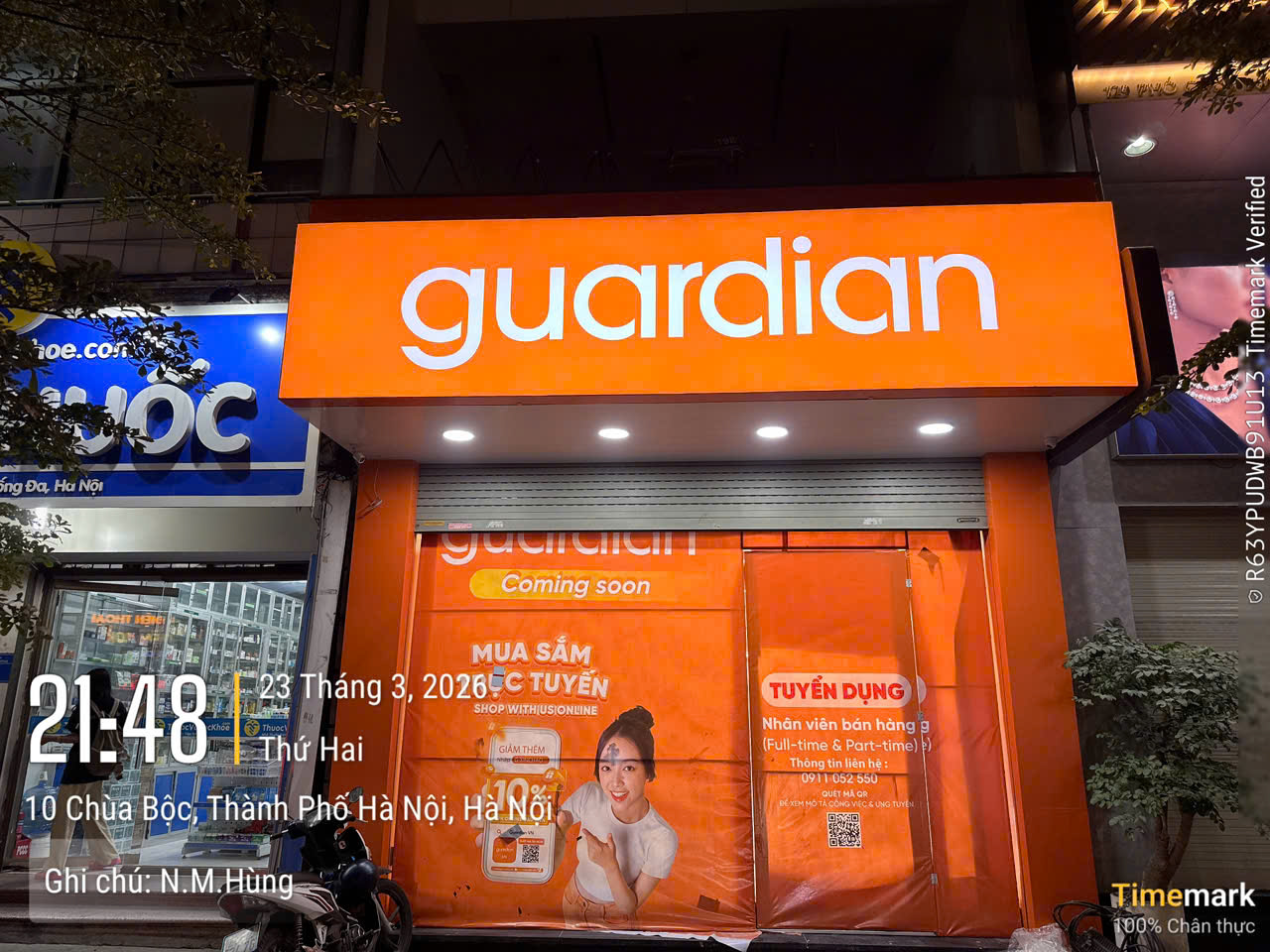 Chữ Mica Sáng Mặt, Hông Uốn Nổi